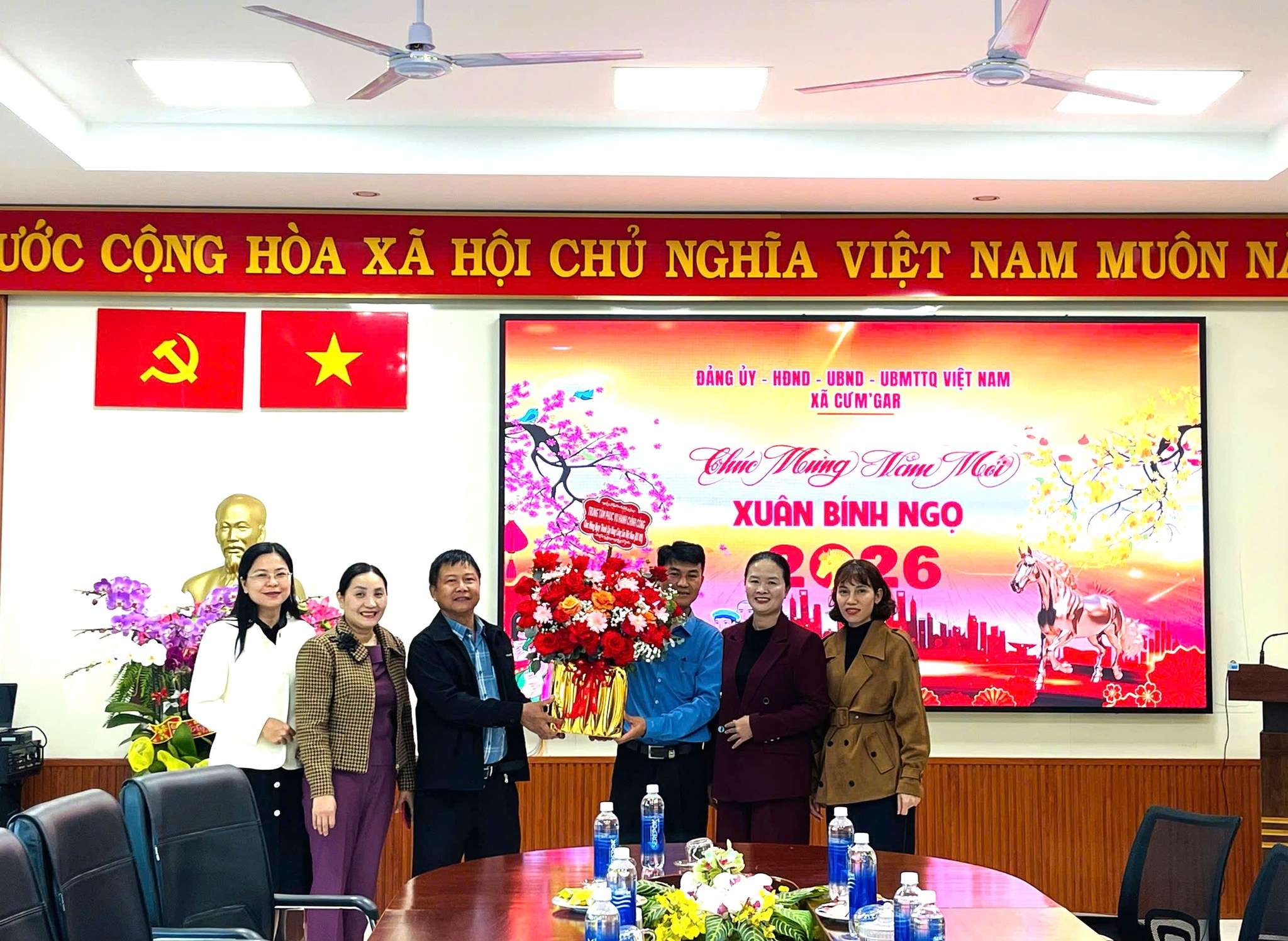 UBMTTQ VIỆT NAM XÃ VÀ TRUNG TÂM PHỤC VỤ HÀNH CHÍNH CÔNG XÃ CƯ M'GAR TẶNG HOA CHÚC MỪNG ĐẢNG ỦY XÃ NHÂN KỶ NIỆM 96 NĂM NGÀY THÀNH LẬP ĐẢNG CỘNG SẢN VIỆT NAM